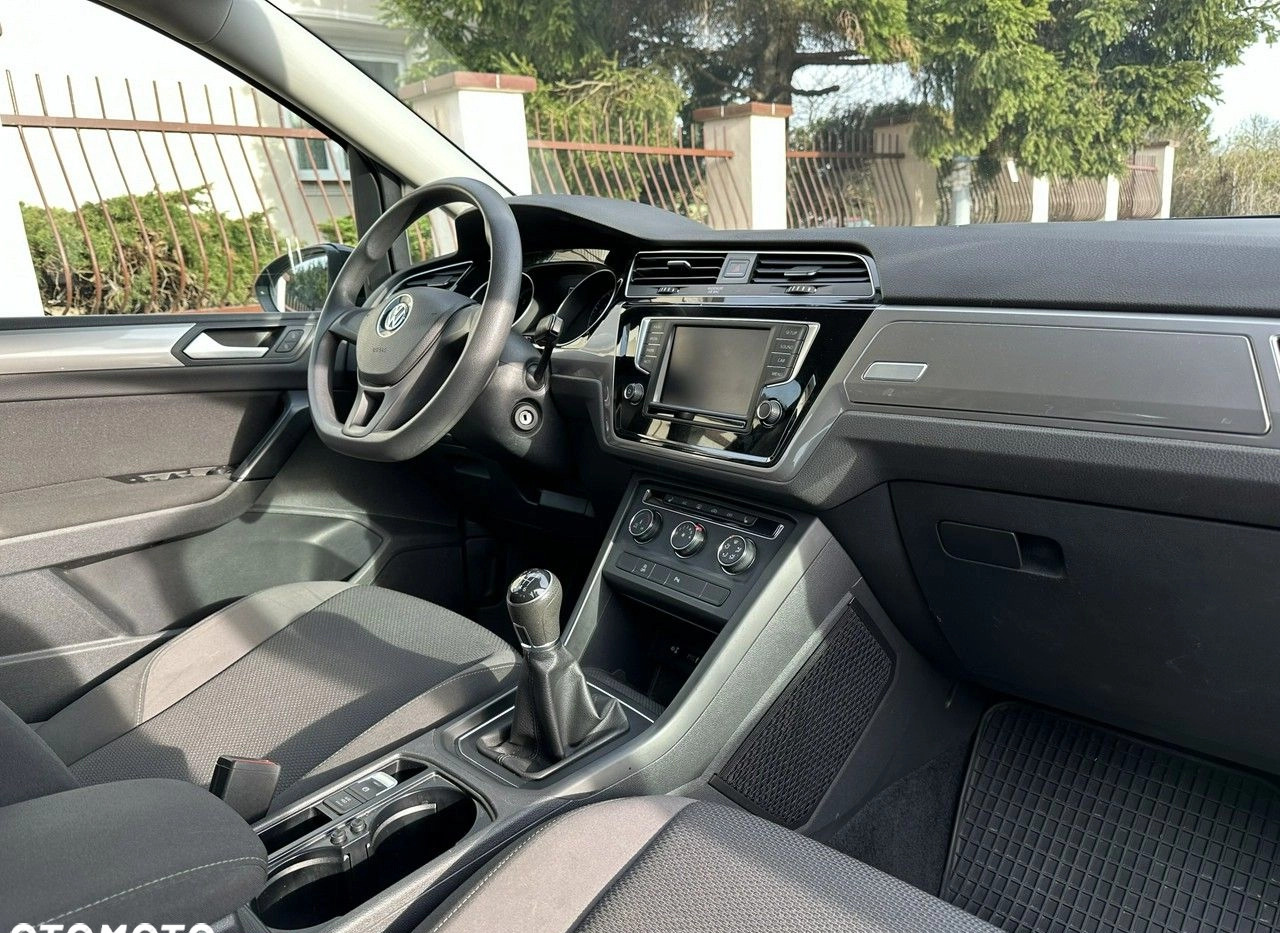 Volkswagen Touran cena 59600 przebieg: 220100, rok produkcji 2017 z Koszalin małe 232